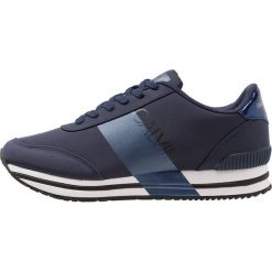 Calvin Klein Jeans ELWIN Sneakersy niskie navy/metal blue. Niebieskie trampki męskie Calvin Klein Jeans, bez wzorów, z jeansu, bez zapięcia. Za 719,00 zł.