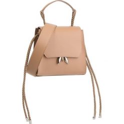 Torebka PATRIZIA PEPE - 2V8534/A4XR-F1WA Camel Beige/MelDark. Brązowe torebki klasyczne damskie Patrizia Pepe, bez wzorów, ze skóry, klasyczne, bez dodatków. W wyprzedaży za 739,00 zł.