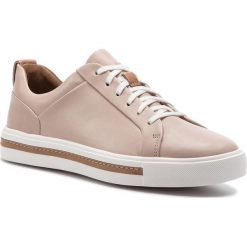Sneakersy CLARKS - Un Maui Lace 261401674 Blush Leather. Różowe półbuty damskie marki Clarks, ze skóry. Za 389,00 zł.