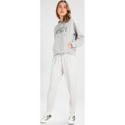 Bluzy damskie: Moss Copenhagen JULLI TIA BIG LOGO Bluza z kapturem mottled light grey