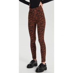Jeansy high waist - Brązowy. Pomarańczowe jeansy damskie Cropp, z podwyższonym stanem. W wyprzedaży za 29,99 zł.