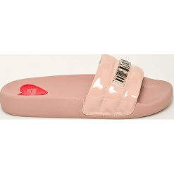 Love Moschino - Klapki. Różowe klapki damskie Love Moschino, bez wzorów, z gumy, bez obcasa, na obcasie. Za 439,90 zł.