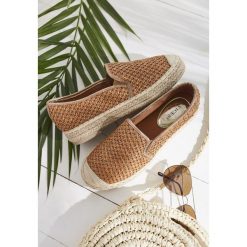 Camelowe Espadryle Nonassociation. Brązowe espadryle damskie Born2be, bez wzorów, bez obcasa. W wyprzedaży za 79,99 zł.