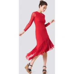 NA-KD Boho Siateczkowa sukienka z długim rękawem - Red. Czerwone sukienki damskie marki NA-KD Boho, bez wzorów, boho, z falbankami, z długim rękawem, długie, midi. W wyprzedaży za 72,88 zł.