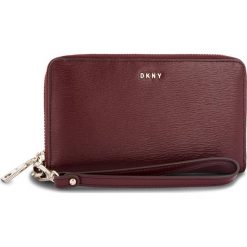 Duży Portfel Damski DKNY - Bryant Wristlet R83L3660 Blood Red XOD. Czerwone portfele damskie DKNY, bez wzorów, ze skóry. W wyprzedaży za 339,00 zł.