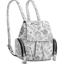 Plecak GUESS - HWGF67 00310 GFT. Białe plecaki damskie Guess, z aplikacjami, ze skóry ekologicznej. Za 589,00 zł.