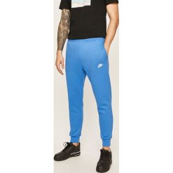 Nike Sportswear - Spodnie BV2671. Pomarańczowe spodnie męskie Nike Sportswear, na co dzień, xl, bez wzorów, z dzianiny. W wyprzedaży za 139,90 zł.