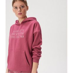 Bluza z haftowanym sloganem - Różowy. Różowe bluzy damskie Sinsay, s, z haftami, bez rękawów, bez kaptura. Za 59,99 zł.