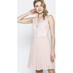 Marciano Guess - Sukienka. Czarne sukienki damskie MARCIANO GUESS, na co dzień, z aplikacjami, z elastanu, casualowe, bez kołnierzyka, bez rękawów, mini, proste. W wyprzedaży za 399,90 zł.