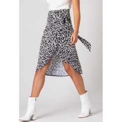 Spódnica w kolorze czarnym ze wzorem. Czarne spódniczki damskie Urban Touch, bez wzorów, midi, kopertowe. W wyprzedaży za 119,95 zł.