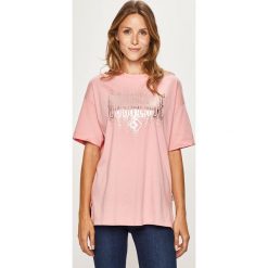 Converse - T-shirt. Różowe bluzki damskie Converse, s, z nadrukiem, z bawełny, z okrągłym kołnierzem. W wyprzedaży za 99,90 zł.