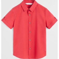 Mango Kids - Koszula dziecięca Hamma 110-134 cm. Czerwone koszule chłopięce Mango Kids, bez wzorów, z bawełny, klasyczne, z klasycznym kołnierzykiem, z krótkim rękawem, krótkie. W wyprzedaży za 55,90 zł.