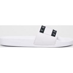 Tommy Jeans - Klapki Flag Pool Slide. Niebieskie kapcie męskie Tommy Jeans, bez wzorów, z jeansu. Za 229,90 zł.