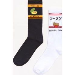 Długie skarpety 2 pack - Biały. Białe skarpetki damskie Cropp, bez wzorów. Za 29,99 zł.