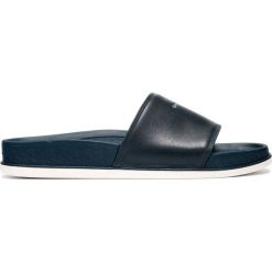 Gant Beachrock Kapcie Niebieski. Niebieskie kapcie męskie GANT, ze skóry. Za 218,95 zł.