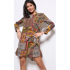 Sukienka w kolorze khaki ze wzorem. Brązowe sukienki damskie Next Trend, bez wzorów, z falbankami, z długim rękawem, długie, midi. W wyprzedaży za 142,95 zł.