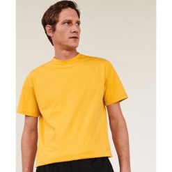 Klasyczny T-shirt - Żółty. Żółte t-shirty męskie Reserved, s, bez wzorów, klasyczne, z klasycznym kołnierzykiem. Za 59,99 zł.