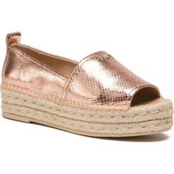Espadryle DKNY - Mer-Peep K4829881 Rose Gold Rog. Różowe półbuty damskie DKNY, na co dzień, bez wzorów, ze skóry ekologicznej, bez obcasa, na koturnie, bez zapięcia. Za 559,00 zł.