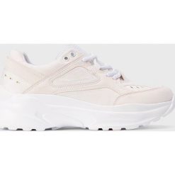 Kazar Studio - Buty. Białe buty sportowe damskie Kazar Studio, bez wzorów, ze skóry, sportowe. W wyprzedaży za 199,90 zł.
