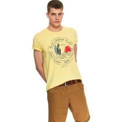 T-shirt z nadrukiem. Żółte t-shirty męskie Top Secret, na lato, m, z nadrukiem, z bawełny, wakacyjne, bez kołnierzyka. W wyprzedaży za 24,99 zł.