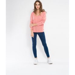 Kaszmirowy sweter w kolorze łososiowym. Różowe bez kategorii Perfect Cashmere, s, z kaszmiru, z dekoltem w łódkę. W wyprzedaży za 257,95 zł.