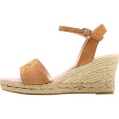 Pretty Ballerinas ANGELIS PERU Sandały na platformie peru. Pomarańczowe sandały damskie marki Pretty Ballerinas, bez wzorów, ze skóry, bez obcasa, na platformie, bez zapięcia. Za 419,00 zł.