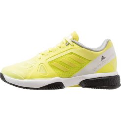 Adidas by Stella McCartney BARRICADE BOOST Obuwie multicourt aero lime/footwear white/core black. Żółte buty damskie do tenisa marki adidas by Stella McCartney, z tworzywa sztucznego. W wyprzedaży za 535,20 zł.