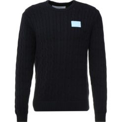 Calvin Klein Jeans CABLE Sweter blue. Czarne swetry klasyczne męskie marki Calvin Klein Jeans, z bawełny. Za 419,00 zł.