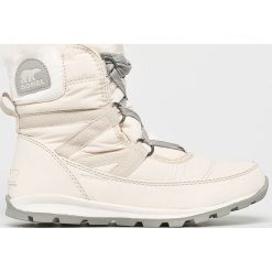 Sorel - Śniegowce Whitney Short Lace. Białe śniegowce damskie marki Sorel, na imprezę, z tkaniny, na sznurówki. W wyprzedaży za 399,90 zł.