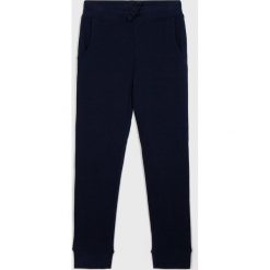 Guess Jeans - Spodnie dziecięce 118-175 cm. Niebieskie spodnie chłopięce Guess Jeans, z aplikacjami, z bawełny. Za 99,90 zł.
