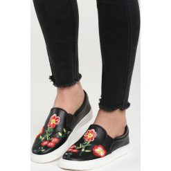 Czarne Slip On Panka. Czarne tenisówki damskie Born2be, z haftami. Za 39,99 zł.