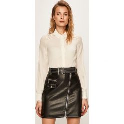 Vero Moda - Koszula. Niebieskie bluzki damskie Vero Moda, na co dzień, s, bez wzorów, z poliesteru, eleganckie, z klasycznym kołnierzykiem, z długim rękawem. W wyprzedaży za 99,90 zł.