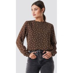 NA-KD Round Neck Dotted Chiffon Top - Brown. Brązowe topy damskie NA-KD, z nadrukiem, z okrągłym kołnierzem. Za 100,95 zł.