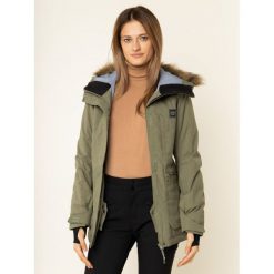 Kurtka snowboardowa Billabong Into The Forest Q6JF08 BIF9. Zielone kurtki sportowe damskie Billabong, l, bez wzorów, z poliesteru, bez kaptura, narciarskie. W wyprzedaży za 679,00 zł.