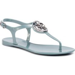 Sandały GUESS - Jaxx FL6JAX ELE21 TURQU. Niebieskie klapki damskie Guess, z aplikacjami, z tworzywa sztucznego, bez obcasa, na obcasie. W wyprzedaży za 179,00 zł.