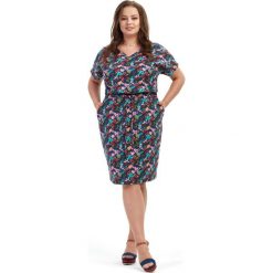 Granatowa dresowa sukienka Iza z trokami XXL OVERSIZE LATO. Sukienki damskie Moda Size Plus Iwanek, na co dzień, na lato, xxl, bez wzorów, z bawełny, sportowe, z dekoltem w serek, bez rękawów, proste. Za 139,90 zł.