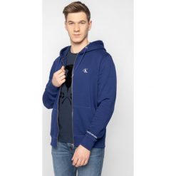 Bluza Calvin Klein Jeans Thrpugh J30J314535. Niebieskie bluzy męskie Calvin Klein Jeans, xl, bez wzorów, z bawełny, bez kołnierzyka, bez rękawów, bez kaptura. Za 449,00 zł.