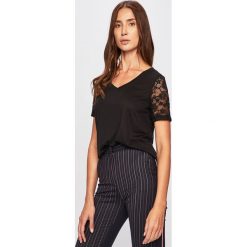 Jacqueline de Yong - T-shirt. Czarne bluzki damskie Jacqueline de Yong, s, bez wzorów, z elastanu, bez kołnierzyka. W wyprzedaży za 49,90 zł.