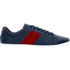 Skórzane sneakersy "Carnaby" w kolorze granatowym. Niebieskie sneakersy męskie Lacoste, na sznurówki. W wyprzedaży za 219,95 zł.