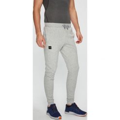 Under Armour - Spodnie. Szare spodnie męskie Under Armour, s, bez wzorów, z elastanu, sportowe. Za 189,90 zł.