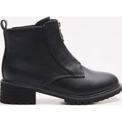 Botki z zamkiem - Czarny. Czarne botki damskie Cropp, bez obcasa, bez zapięcia. W wyprzedaży za 49,99 zł.
