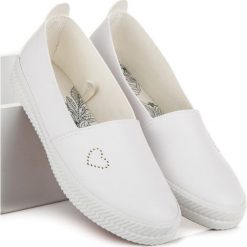 Trampki damskie slip on: Białe slipony z serduszkiem JAZMINE