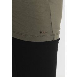 T-shirty damskie: LOVE2WAIT POCKET Tshirt z nadrukiem green