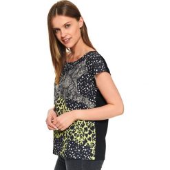 Bluzka z printem. Czarne bluzki damskie Top Secret, z nadrukiem, z tkaniny, eleganckie, bez kołnierzyka, z krótkim rękawem. W wyprzedaży za 19,99 zł.