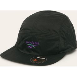 Reebok Classic - Czapka. Czarne czapki damskie Reebok Classic, bez wzorów, z bawełny. W wyprzedaży za 49,90 zł.