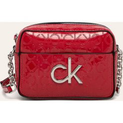 Calvin Klein - Torebka. Czerwone listonoszki damskie Calvin Klein, w paski, ze skóry ekologicznej, na ramię, małe, bez dodatków. Za 399,90 zł.