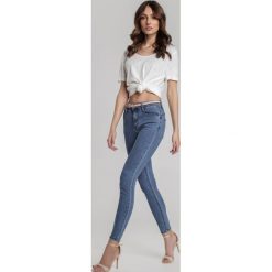 Niebieskie Jeansy Slim Metiliria. Niebieskie jeansy damskie Renee, bez wzorów, z jeansu. Za 79,99 zł.
