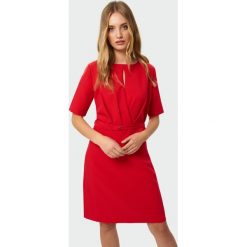 Elegancka sukienka z zakładkami. Sukienki damskie Greenpoint, bez wzorów, z elastanu, eleganckie, bez kołnierzyka, bez rękawów. Za 69,99 zł.
