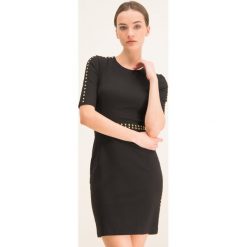 Sukienka koktajlowa Versace Jeans Couture D2HUA447. Czarne sukienki damskie Versace Jeans Couture, bez wzorów, z elastanu, wizytowe, bez kołnierzyka, bez rękawów. W wyprzedaży za 799,00 zł.