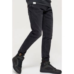 Jeansy COMFORT - Czarny. Czarne jeansy męskie Cropp, m, bez wzorów. Za 119,99 zł.